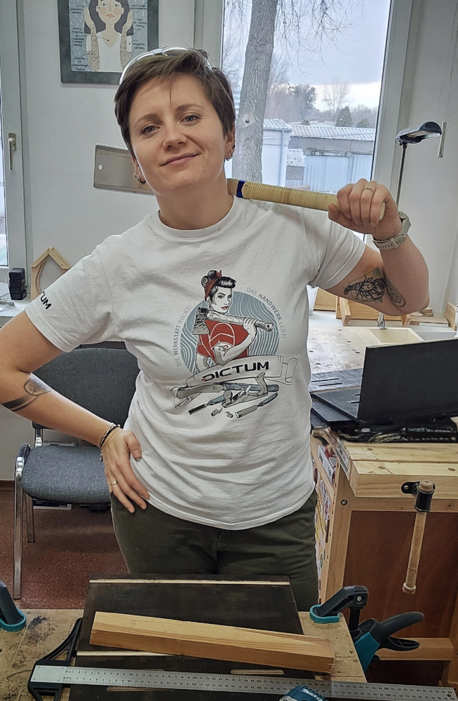 Pani Stolarka przy pracy